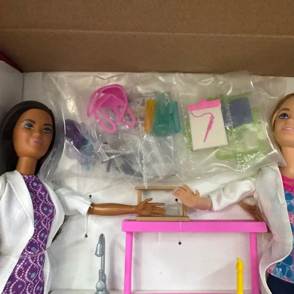Barbie Careers Playset, Science Lab with 2 Scientist Fashion Dolls Doctor NEW